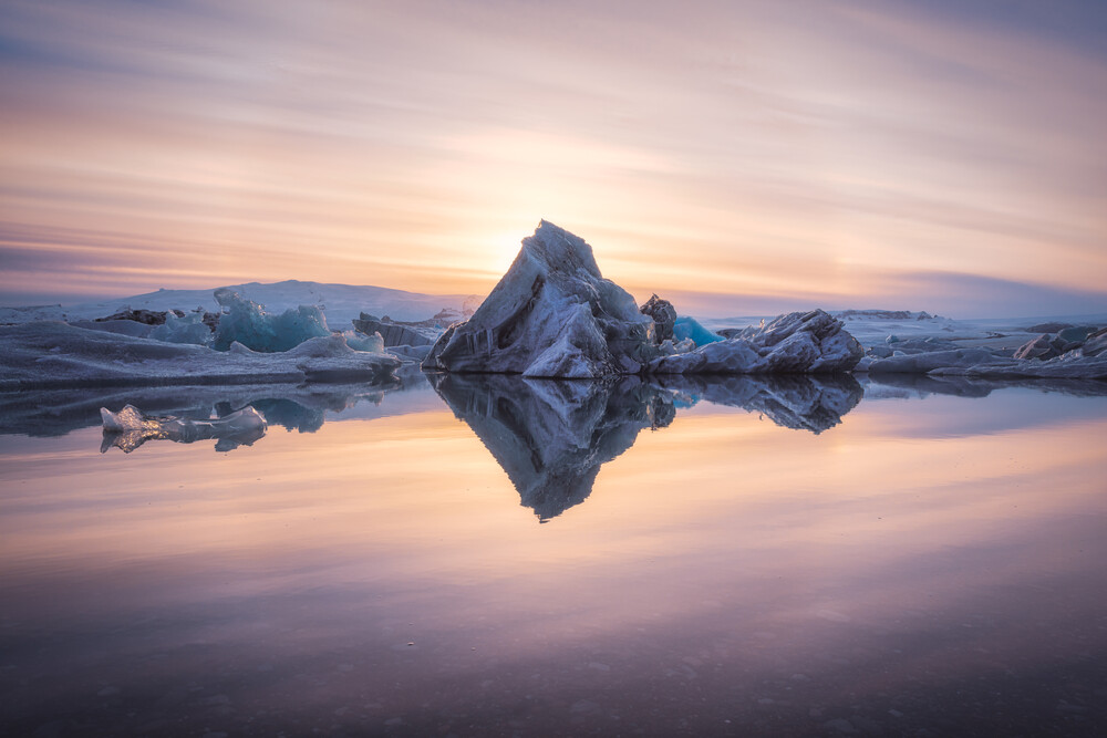 Laguna del ghiacciaio di Jökulsarlon in Islanda Tramonto - Fotografia Fineart di Jean Claude Castor