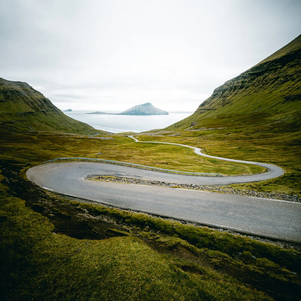 Strada panoramica sulle Isole Faroer I - Fotografia Fineart di Franz Sussbauer