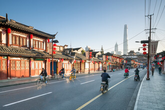 Jan Becke, città vecchia di Shanghai con Shanghai Tower (Cina, Asia)