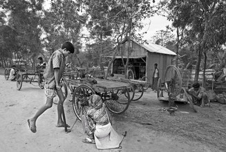 Jakob Berr, estrattore Riksha che ripara un pneumatico (Bangladesh, Asia)