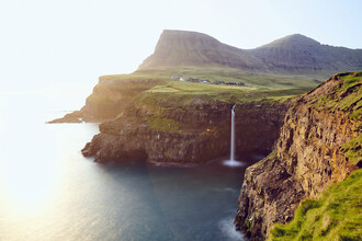 Norbert Gräf, Vista sulla cascata di Mullafossur e sul villaggio di Gasadalur, Isole Faroe