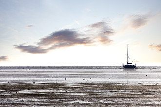 Markus Schieder, Famiglia arenata con barca a vela con la bassa marea - Paesi Bassi, Europa)