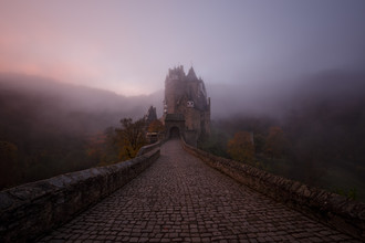 Moritz Esser, il mistico castello di Eltz nella nebbia mattutina (Germania, Europa)