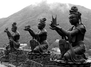 N. Von Stackelberg, Statuen beim Großen Buddha (Hong Kong, Asia)