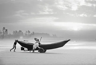 I pescatori lanciano la loro barca al mattino, Bangladesh - Fotografia Fineart di Jakob Berr