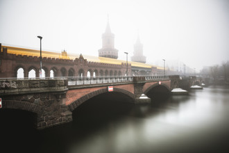 Jean Claude Castor, Oberbaumbrücke di Berlino nella nebbia - Germania, Europa)