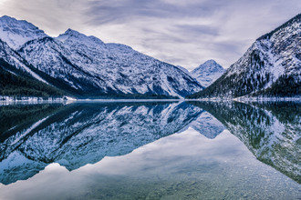 Stefan Schurr, riflesso d'acqua sul lago Planesee (Austria, Europa)