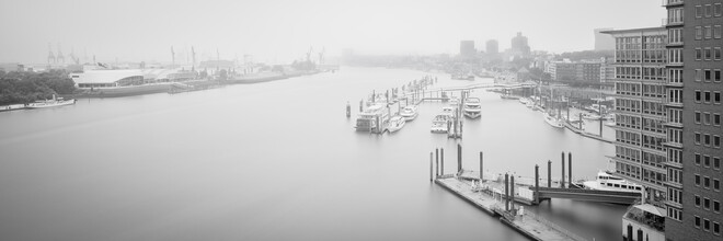 Dennis Wehrmann, Vista panoramica del porto di Amburgo dall'Elbphilharmonie Plaza (Germania, Europa)