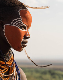 Phyllis Bauer, giovane donna della tribù Karo sul fiume Omo