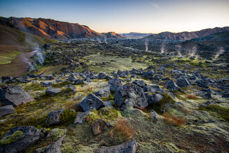 Franz Sussbauer, Campo di lava con colonne di vapore all'alba (Islanda, Europa)
