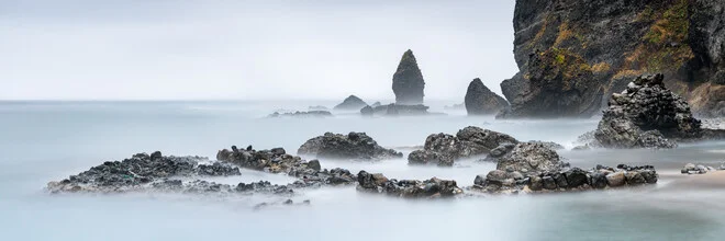 Costa rocciosa dell'isola di Hokkaido - Fotografia Fineart di Jan Becke
