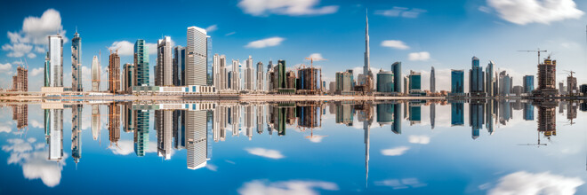 Jean Claude Castor, riflessione di panorama dell'orizzonte della baia di affari di Dubai