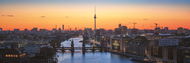 Jean Claude Castor, Berlin Skyline Mediaspree con la Torre della TV al tramonto (Germania, Europa)