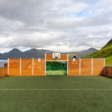 Franz Sussbauer, Erba artificiale, parete in legno e isola - Isole Faroe, Europa)