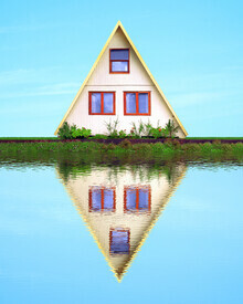 Pascal Krumm, House e il loro riflesso nell'acqua in riva a un lago