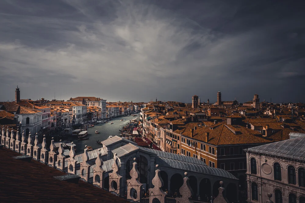 Uitzicht vanaf Fondaco dei Tedeschi – Venetië - Fineart fotografie door Eva Stadler