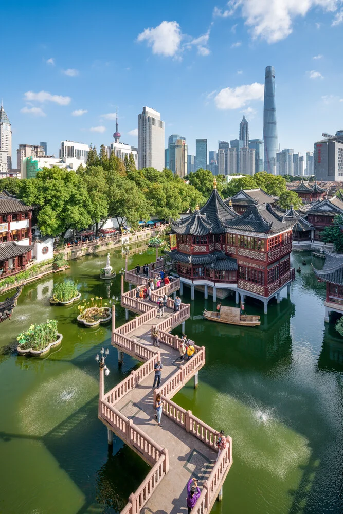 Shanghai Yuyuan Gardens en Pudong Skyline - Fineart-fotografie door Jan Becke