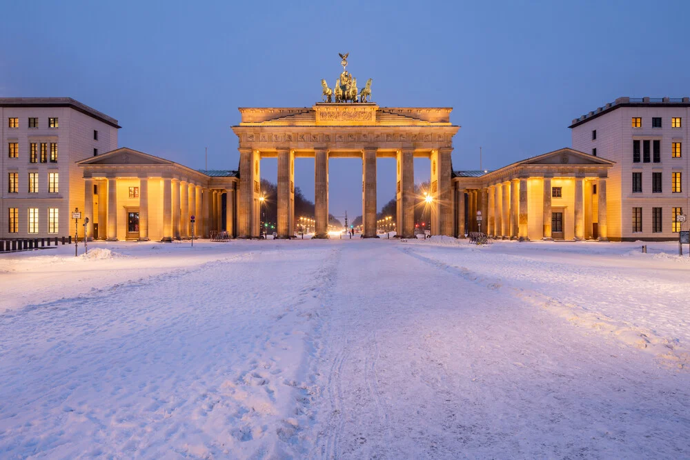 Brandenburger Tor in Berlijn in de winter - Fineart fotografie door Jan Becke