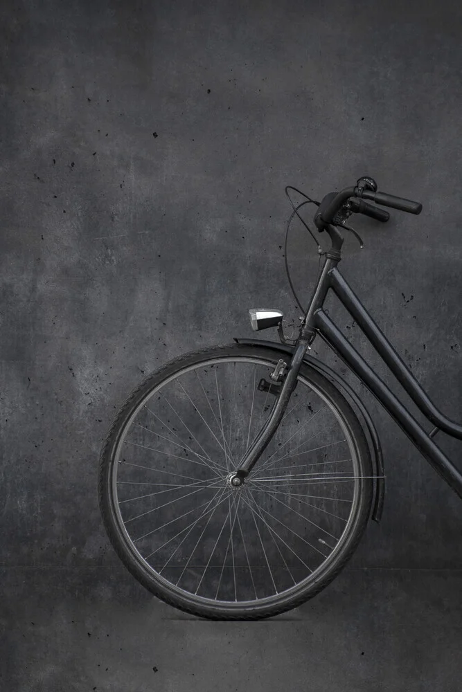 zwarte vintage fiets & betonnen liefde - Fineart fotografie door Studio Na.hili