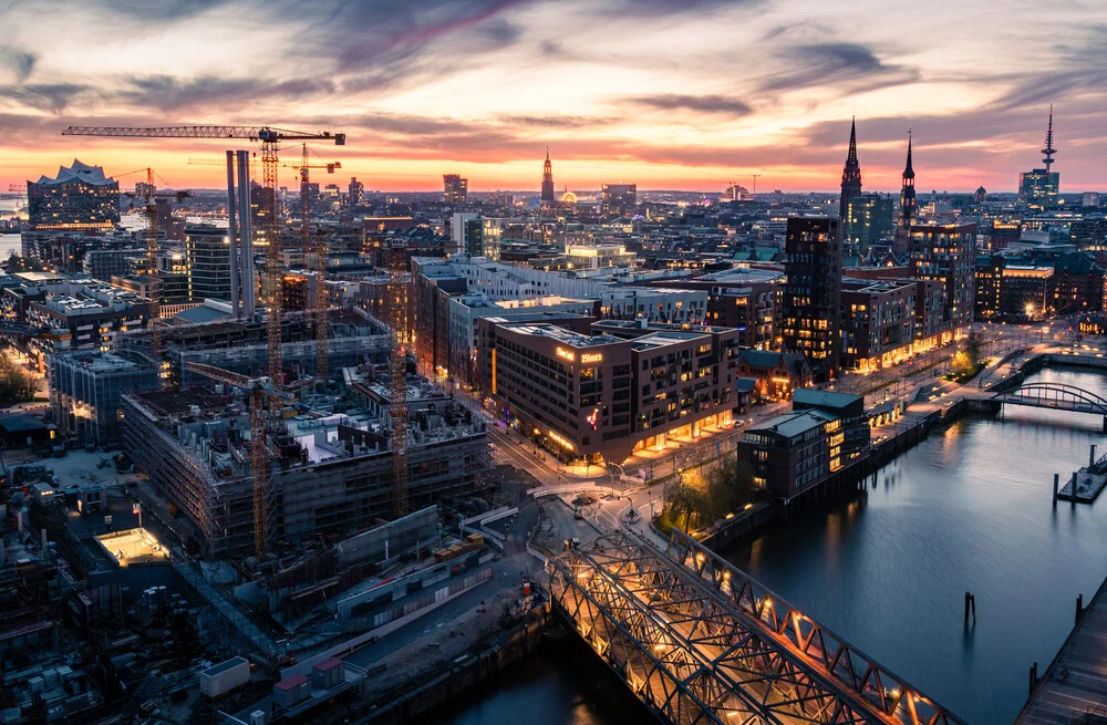 Aussicht über Hamburg bij Sonnenuntergang - fotokunst van Nils Steiner