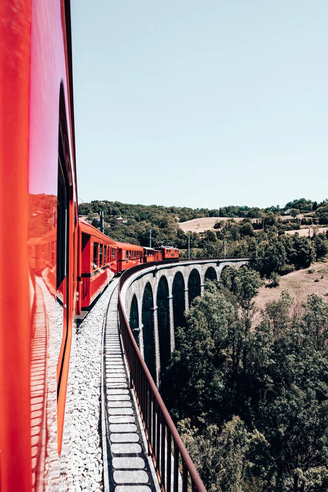 De kleine rode trein - Fineart fotografie door Eva Stadler