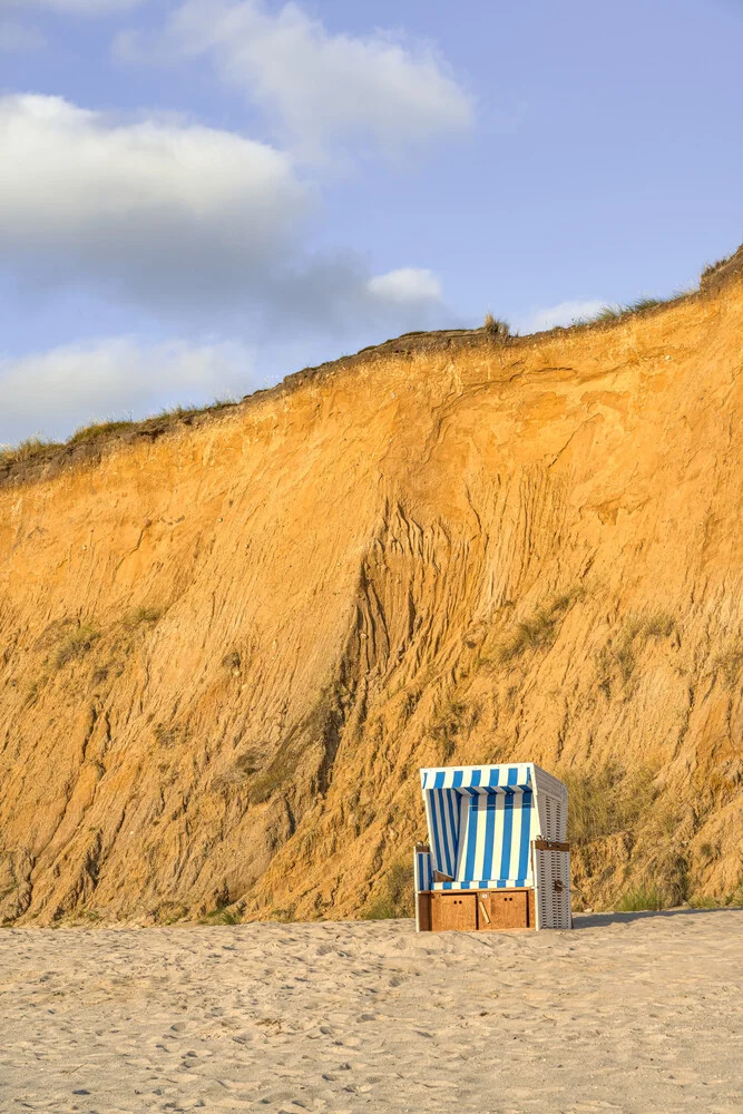 Strandstoel bij de Red Cliff op Sylt - Fineart-fotografie door Michael Valjak