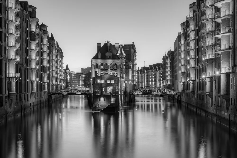 Wasserschloss Hamburg zwart-wit - Fineart-fotografie door Michael Valjak