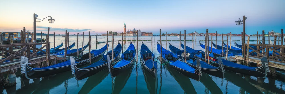 Gondeln in Venedig Panorama - Fineart-fotografie door Jean Claude Castor