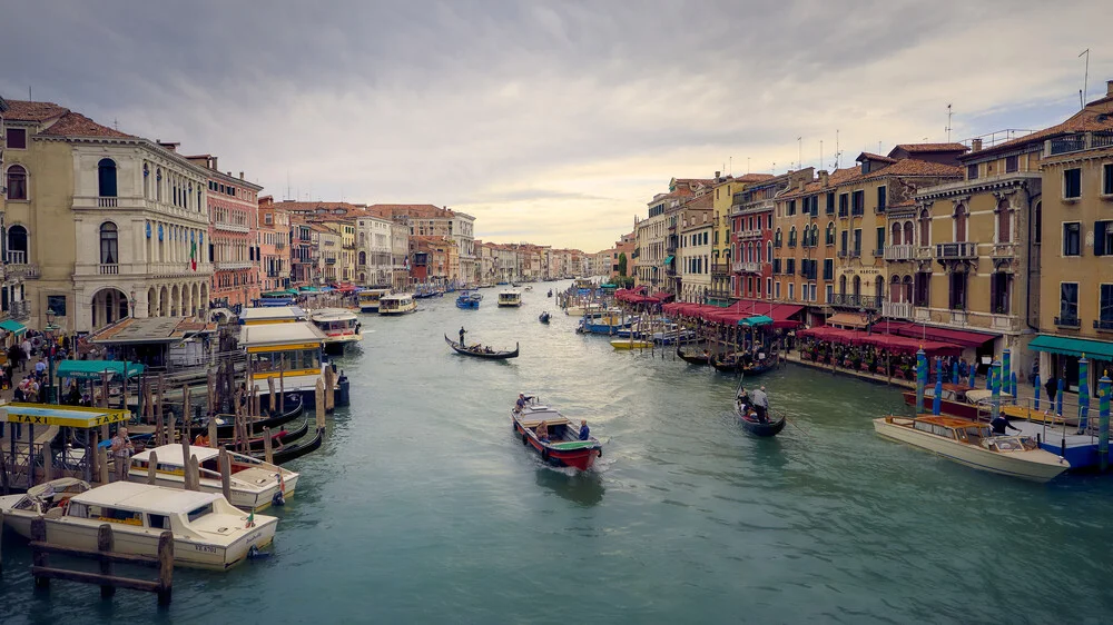 Uitzicht vanaf de Rialtobrug in Venetië - Fineart-fotografie door Norbert Gräf