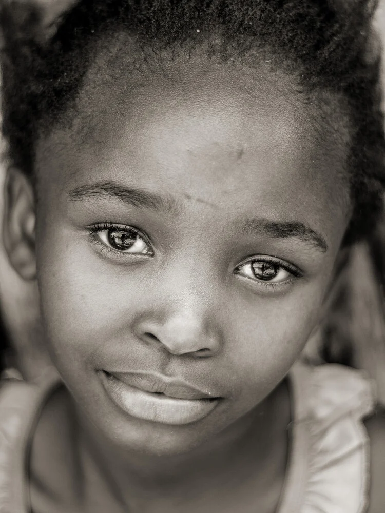Kind eines namibischen Farmarbeiters - Fineart fotografie door Jörg Faißt