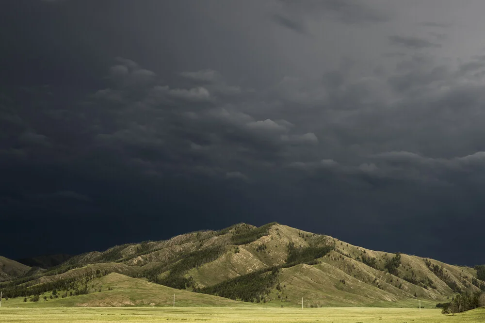 Donkere lucht boven Mongoolse vlaktes - Fineart-fotografie door Schoo Flemming