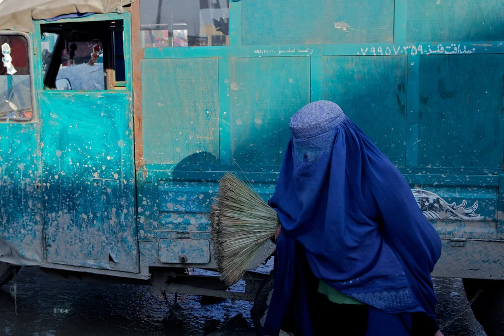 Vrouw in Kabul, Afghanistan. - Fineart-fotografie door Christina Feldt