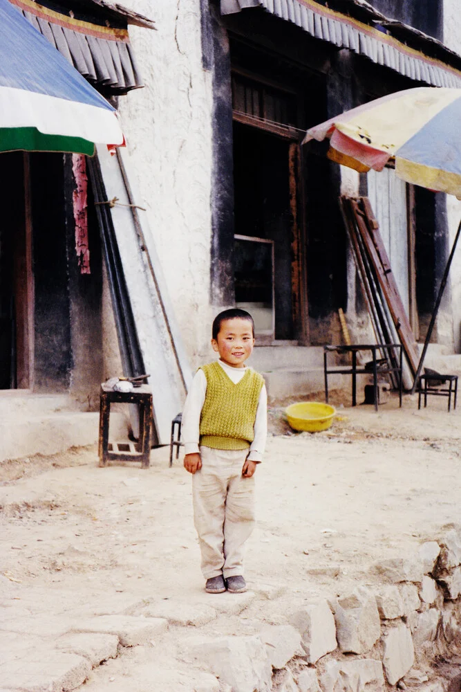 Tibetaanse jongen, 2002 - Fineart fotografie door Eva Stadler