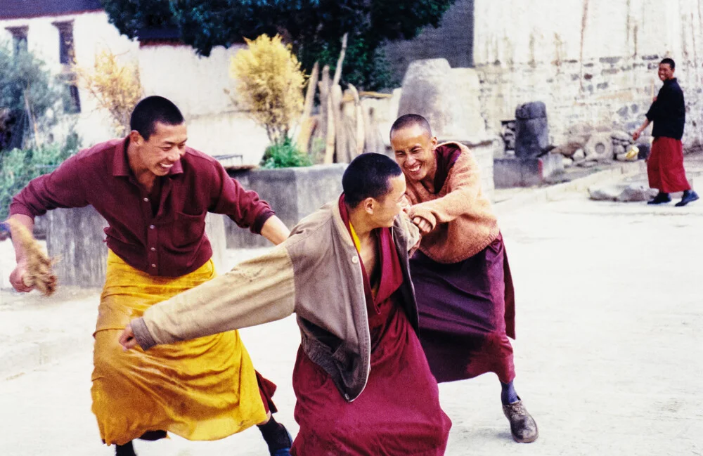 monniken aan het spelen - Fineart fotografie door Eva Stadler