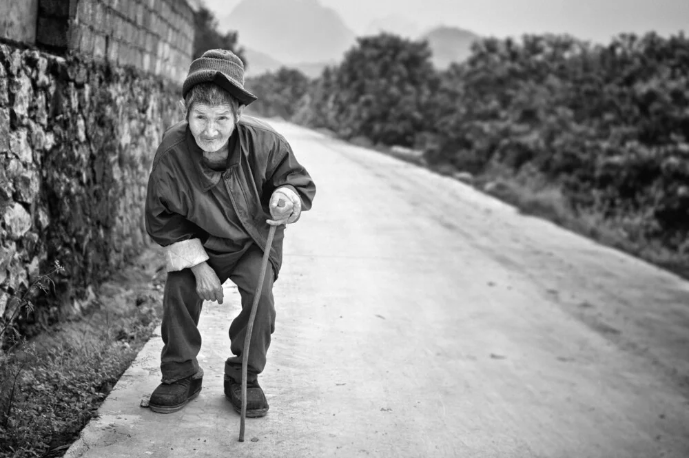 Een bejaarde dorpeling - Fineart-fotografie door Victoria Knobloch