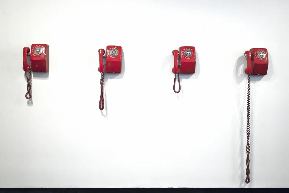 Telefoons (in een hotellobby) - fotokunst von Jeff Seltzer