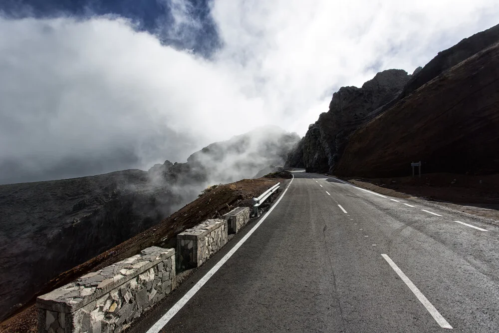 Fahrt in die Wolken auf La Palma - Fineart fotografie door Angelika Stern