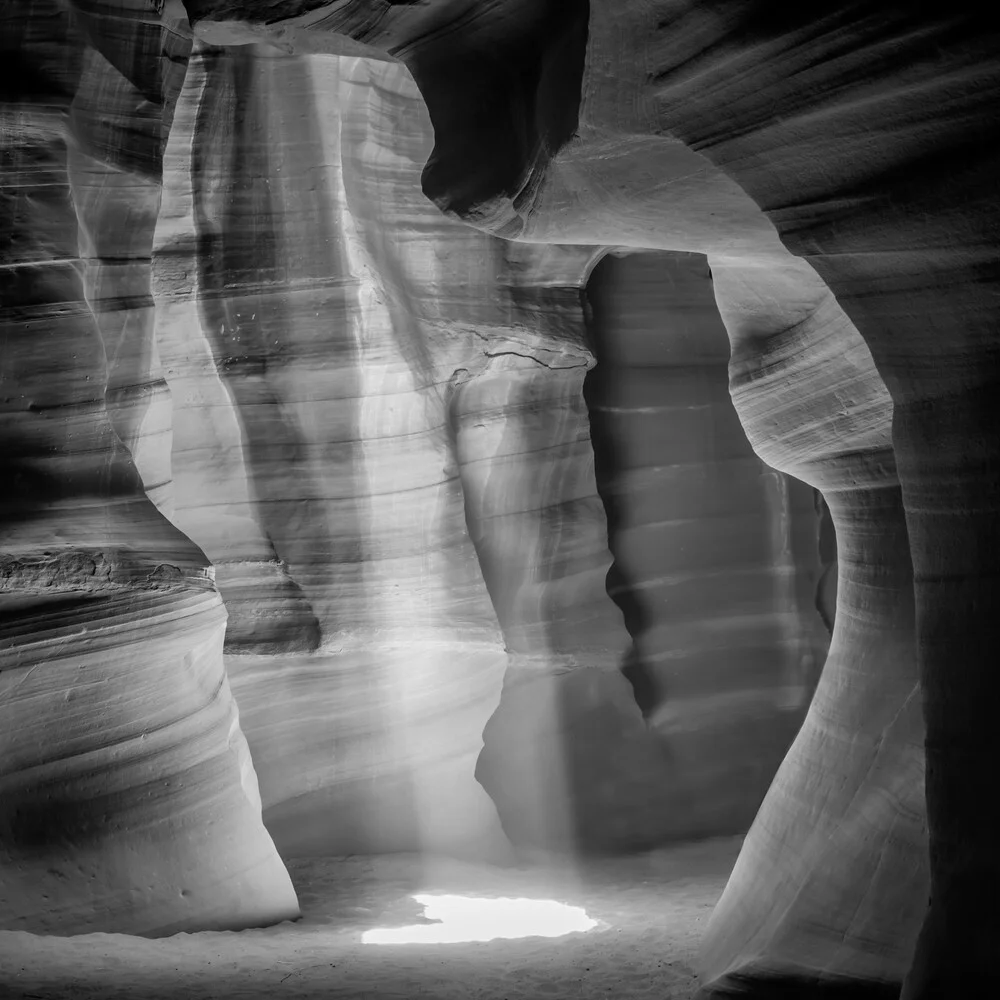 ANTILOPE CANYON Lightbeam schwarz-weiß - fotokunst van Melanie Viola