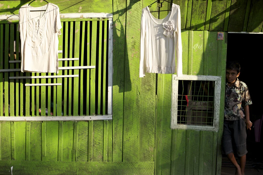 Jongen voor groen huis, Myanmar. - Fineart fotografie door Christina Feldt