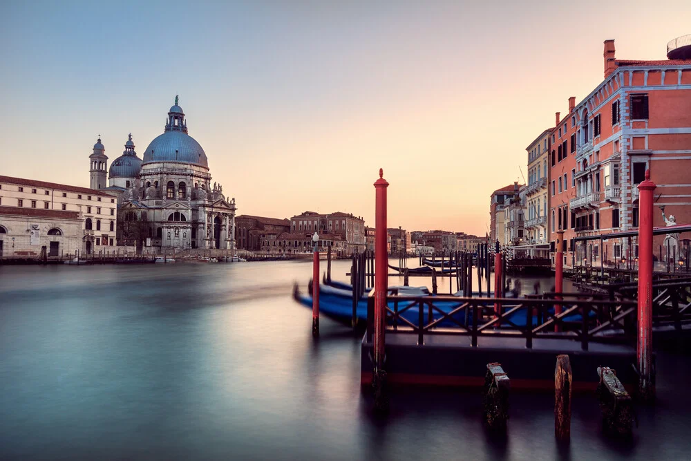 Venetië - Santa Maria della Salute met steiger - Fineart fotografie door Jean Claude Castor