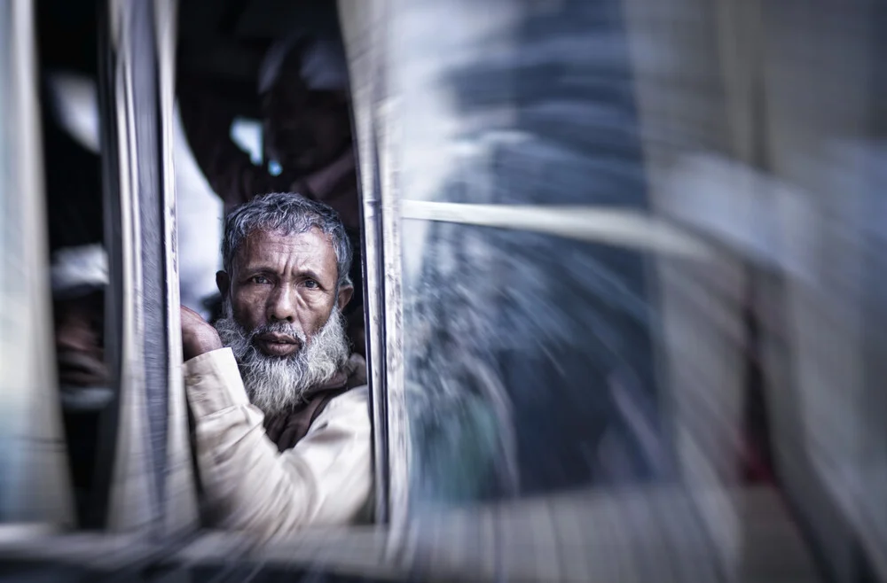 Man in bus - Fineart fotografie door Victoria Knobloch