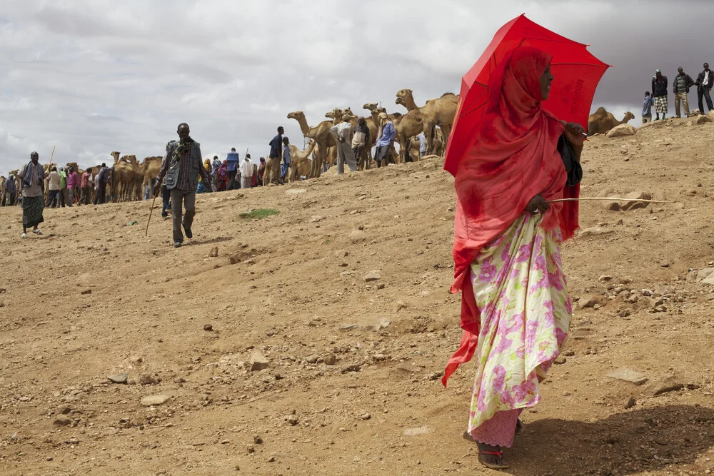 Rode dame op de kamelenmarkt in Babille, Oost-Ethiopië - Fineart fotografie door Christina Feldt