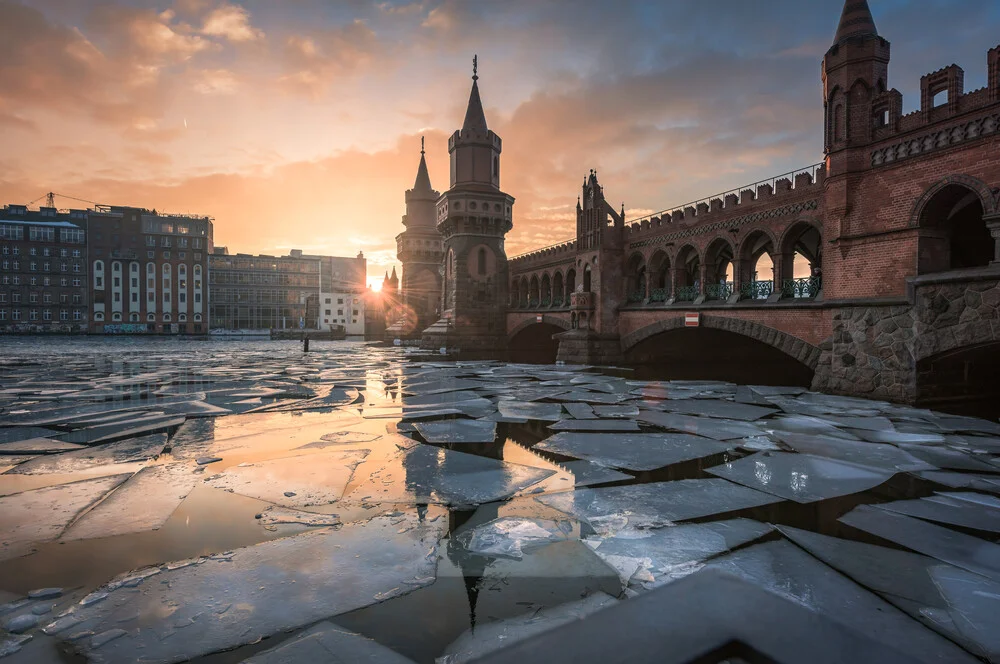 Berlijn - Oberbaumbrücke Like Ice in the Sunshine - Fineart fotografie door Jean Claude Castor