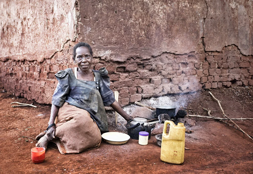 Oude vrouw in Oeganda - Fineart fotografie door Victoria Knobloch