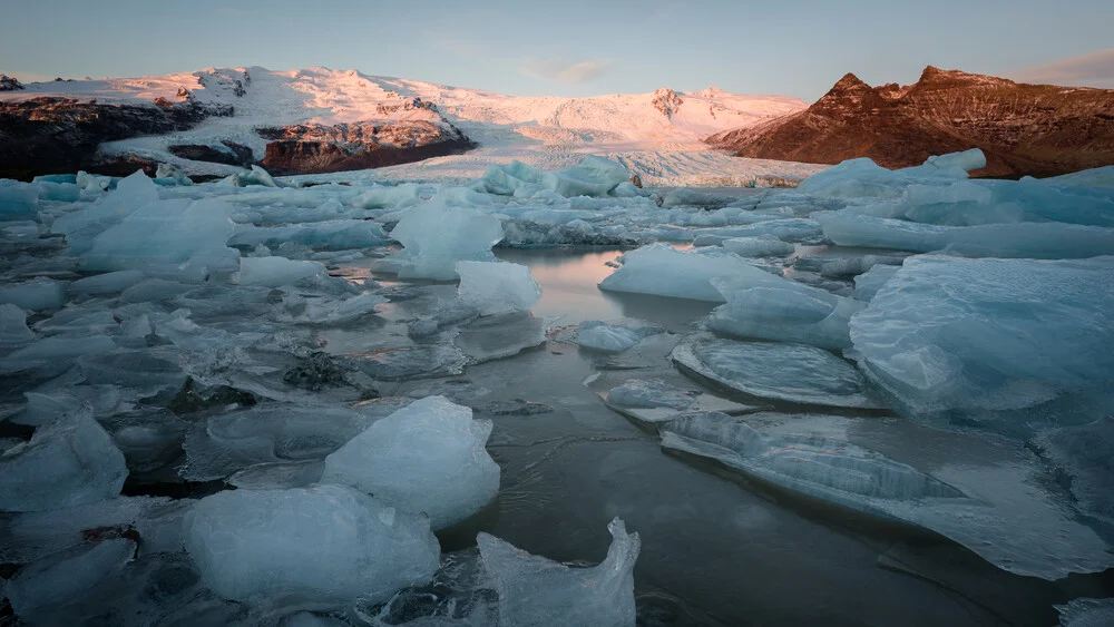 Zonsopgang bij Glacier Lagoon Fjallsjoekull - Fineart fotografie door Dennis Wehrmann