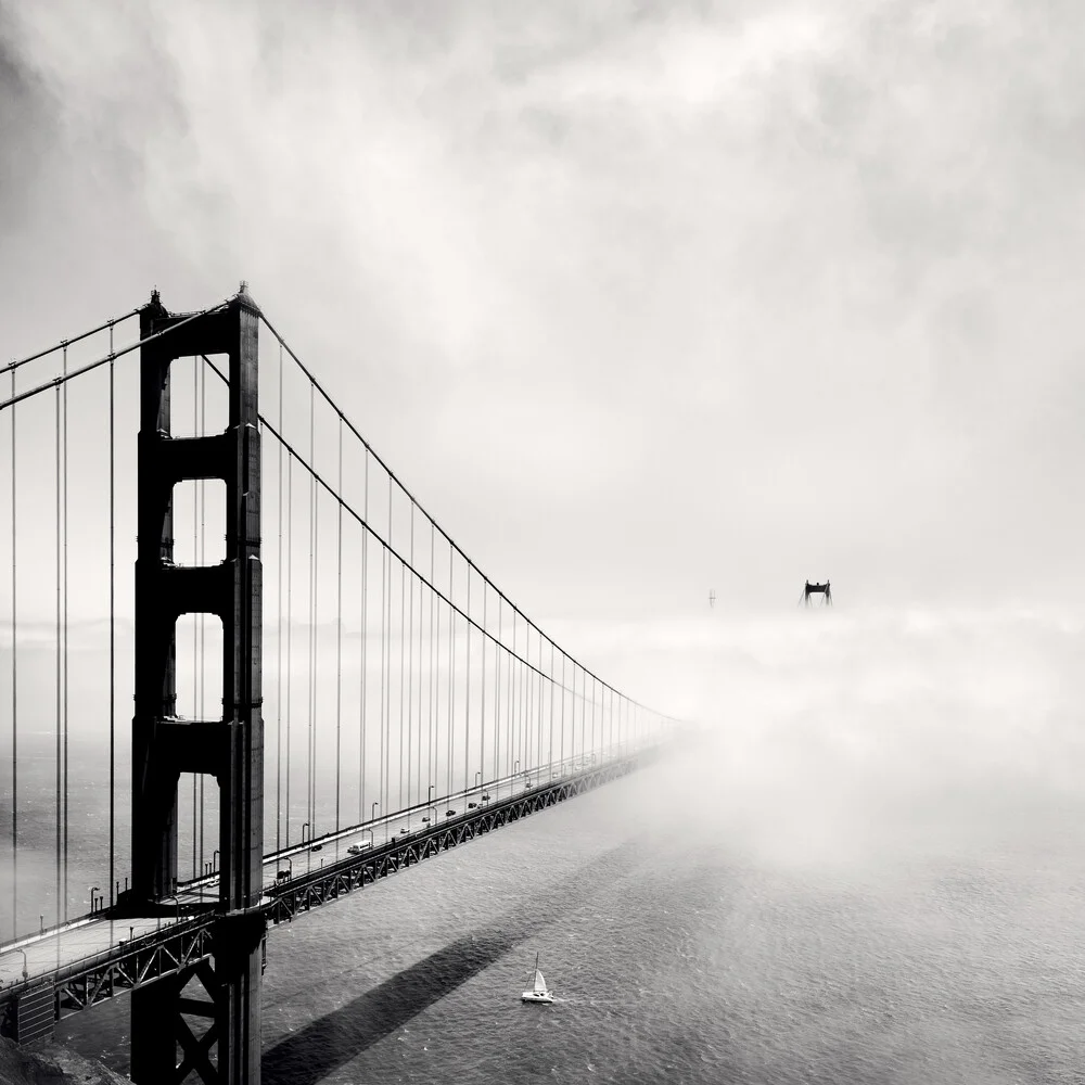 Segelboot en Golden Gate Bridge - fotokunst von Ronny Ritschel