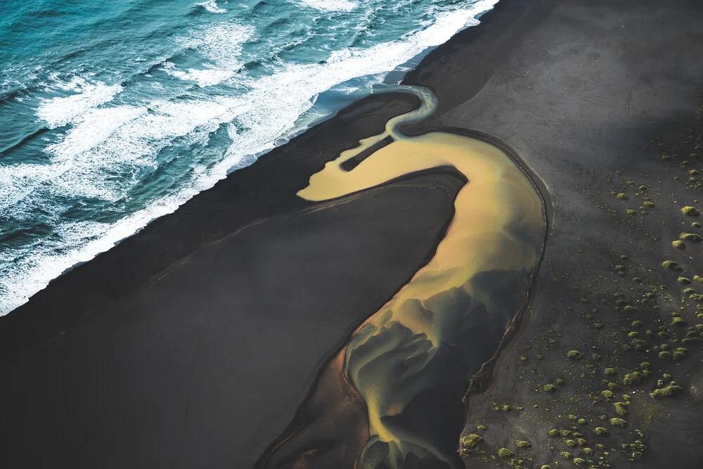 Ein verfärbter Fluss auf seinem Weg ins Meer Islands. - fotokunst van Roman Königshofer