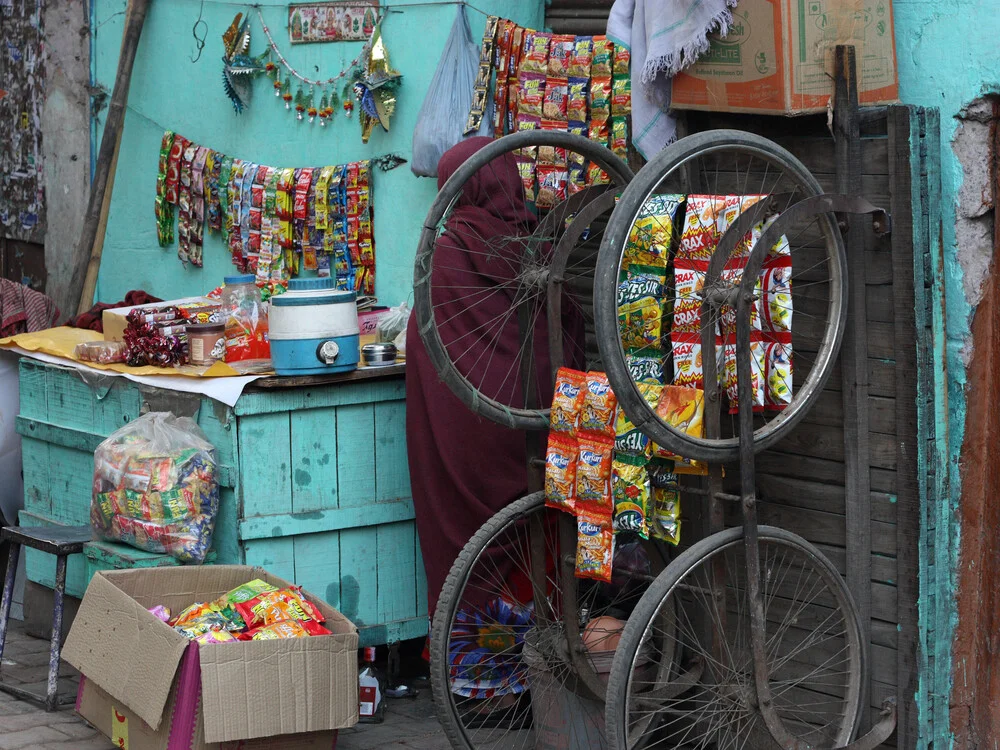 Een straatwinkel, New Delhi - fotokunst van Jagdev Singh