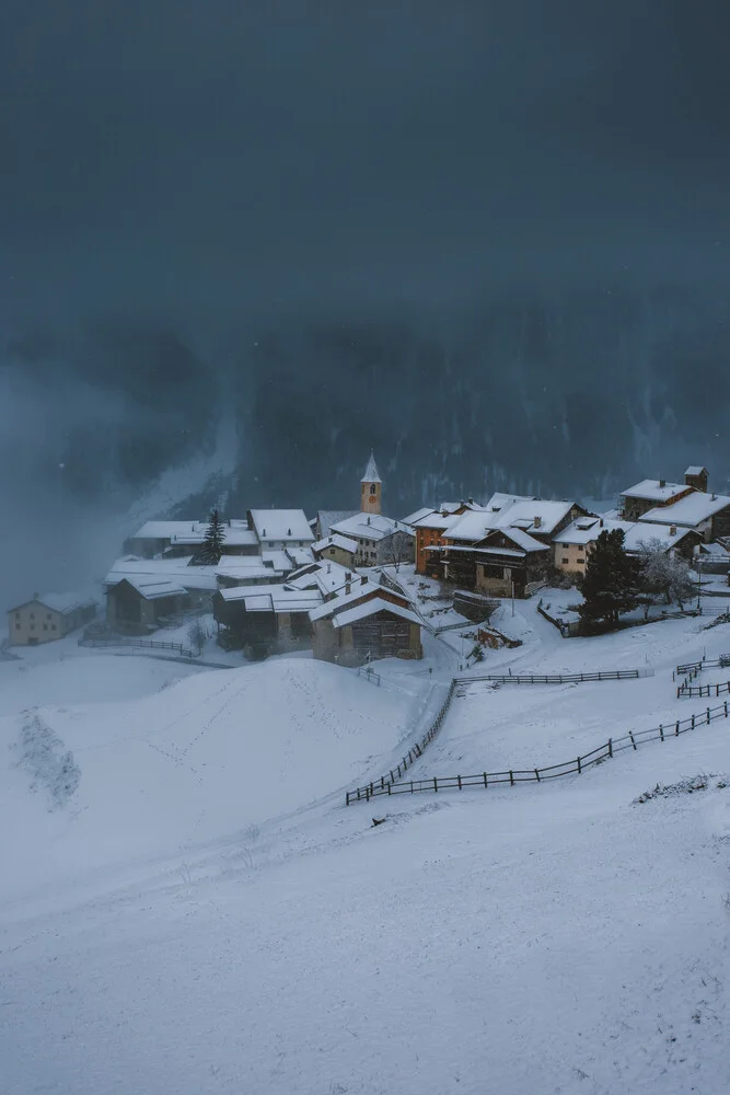 Schweizer Bergdorf im Schneesturm - fotokunst van Jan Keller