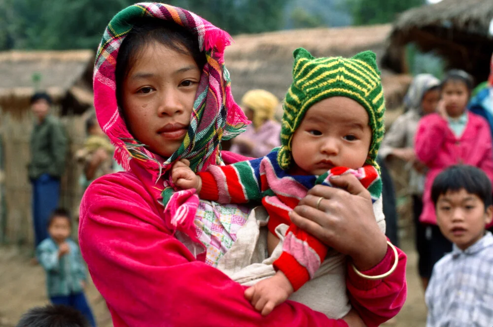 Mädchen mit Baby - Nordwest Vietnam - Fineart fotografie door Silva Wischeropp